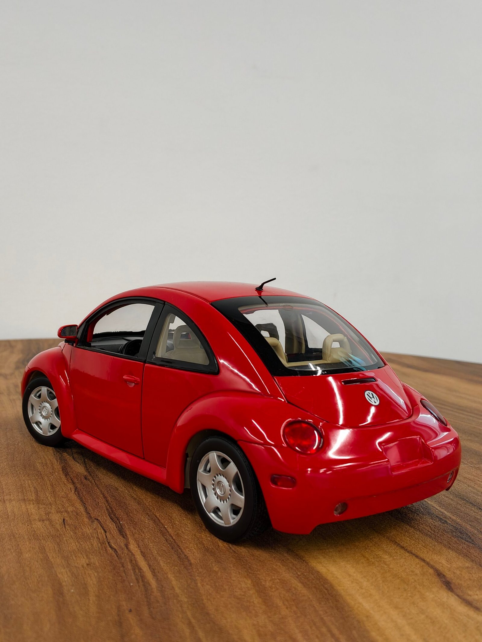Volkswagen New Beetle 1:18 Red - Image 6