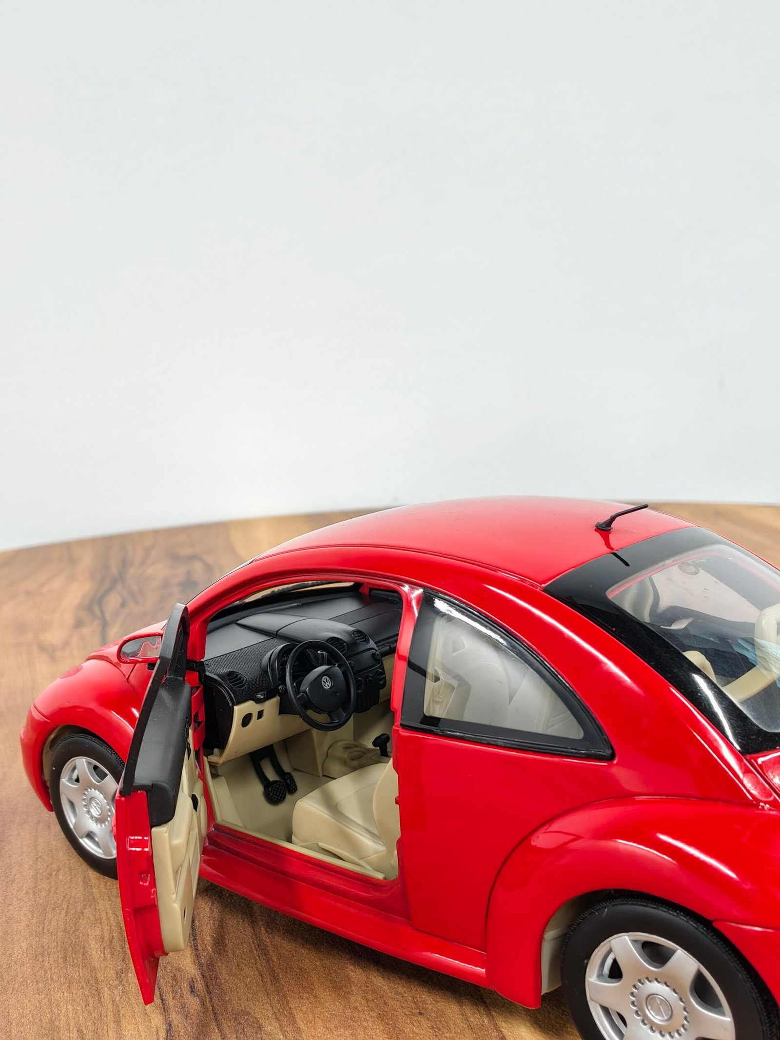 Volkswagen New Beetle 1:18 Red - Image 5
