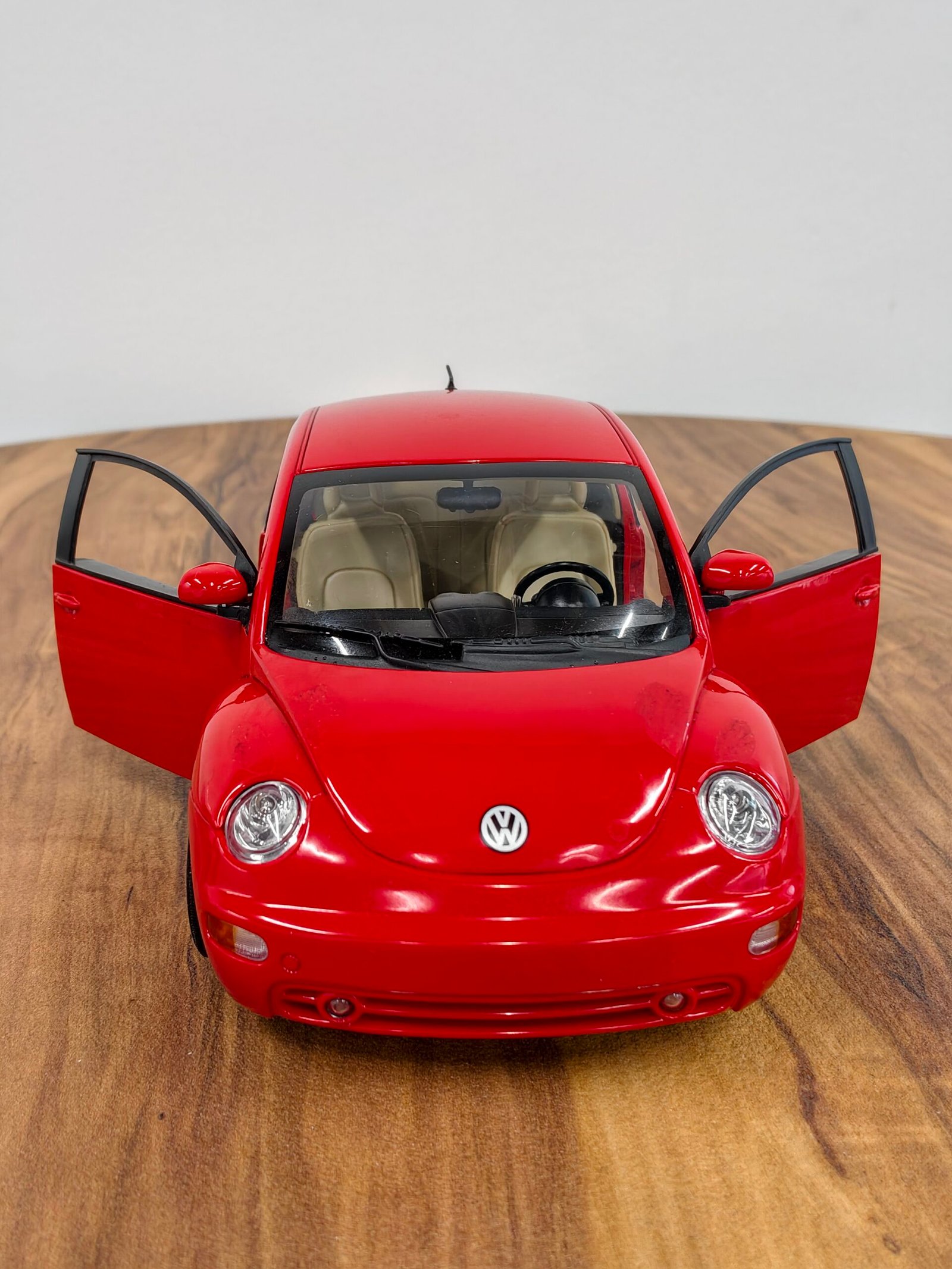 Volkswagen New Beetle 1:18 Red - Image 3