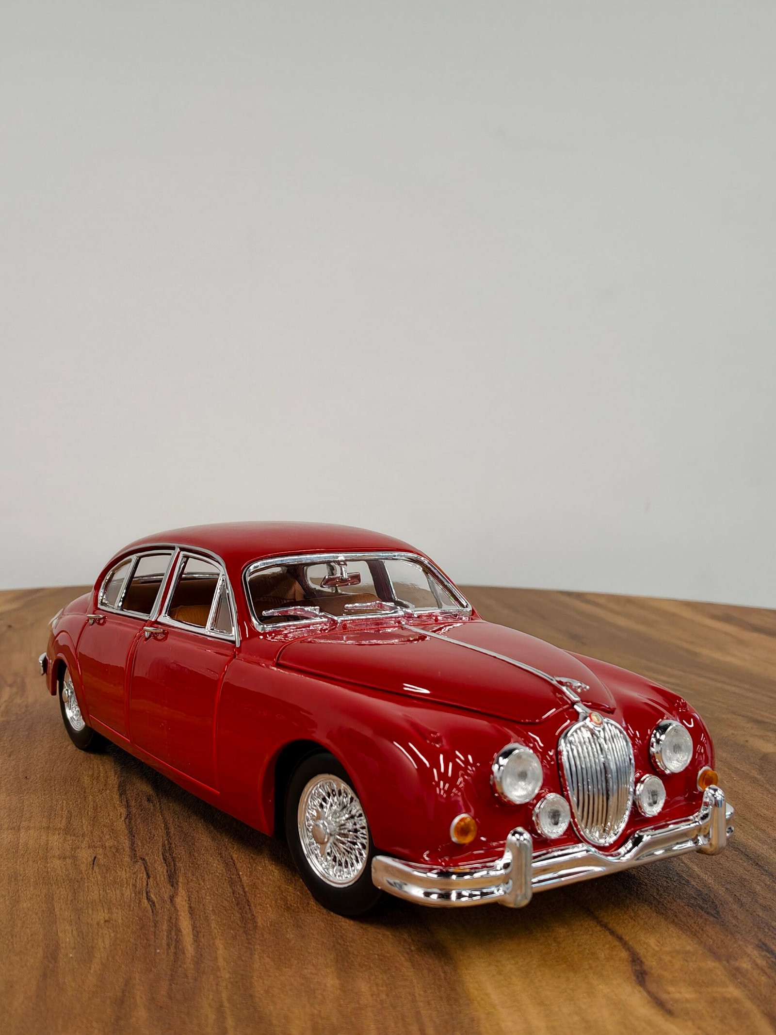 Jaguar Mark II 1959 Red 1:18 - Image 8