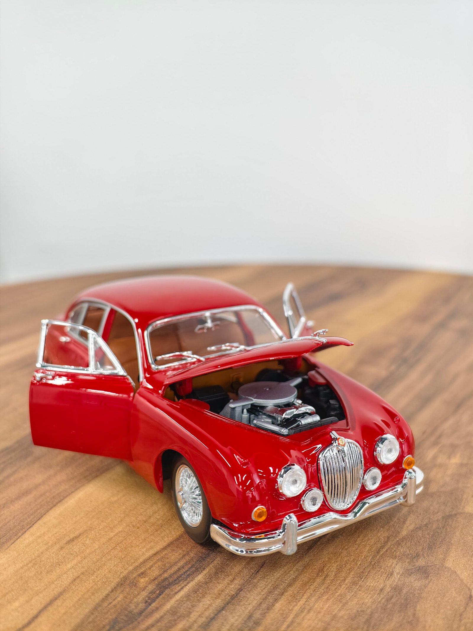 Jaguar Mark II 1959 Red 1:18 - Image 3