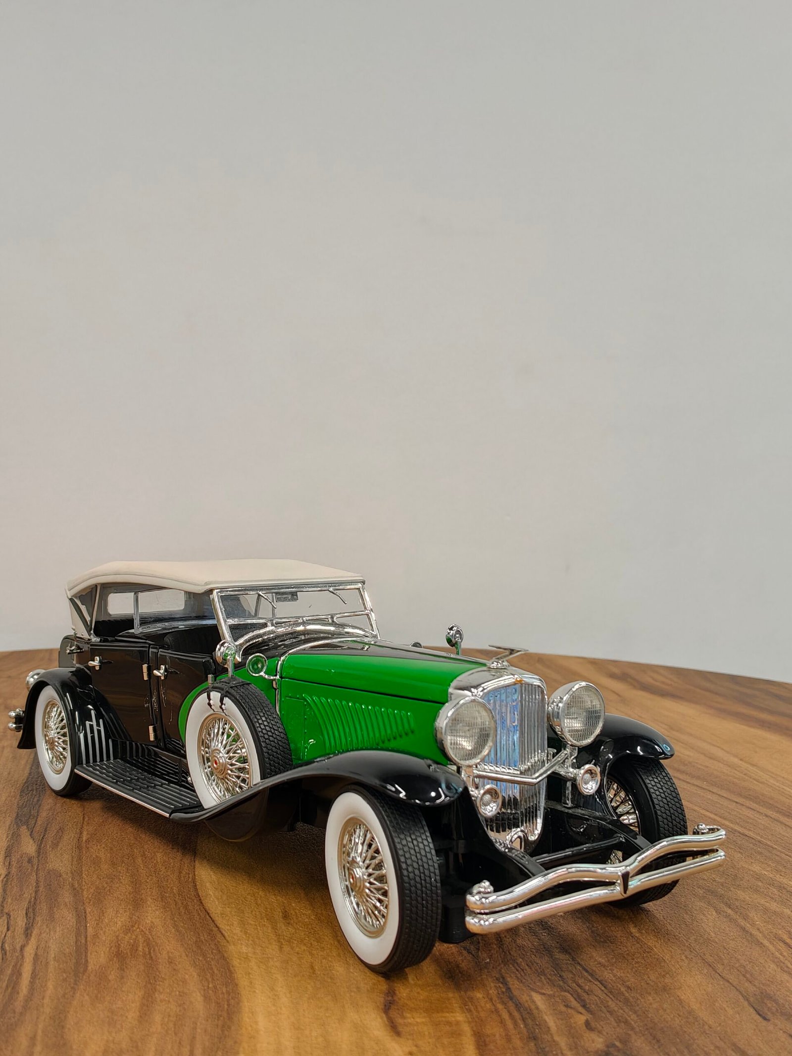 1934 Duesenberg 1:18 Black & Green - Image 3