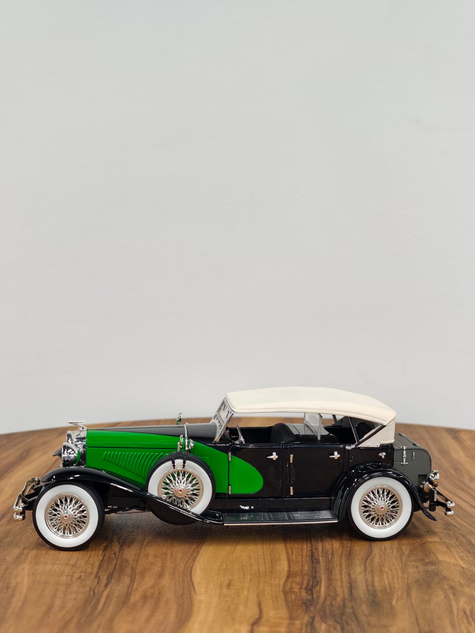 1934 Duesenberg 1:18 Black & Green - Image 4