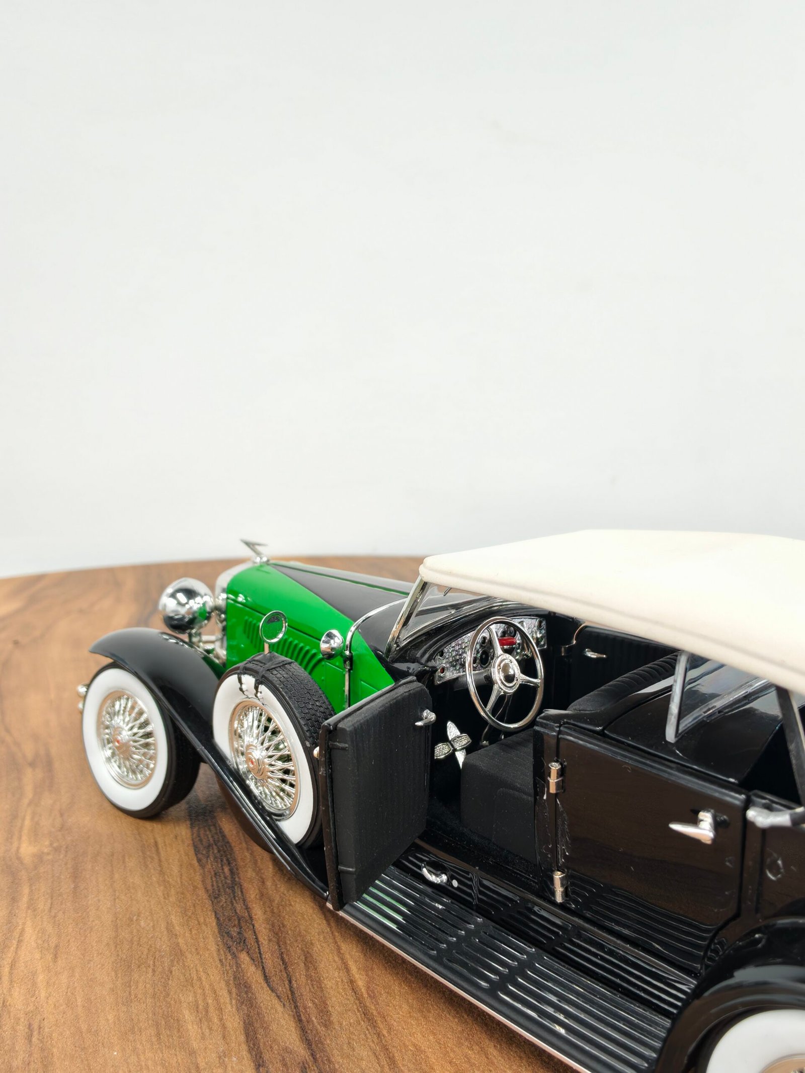 1934 Duesenberg 1:18 Black & Green - Image 6