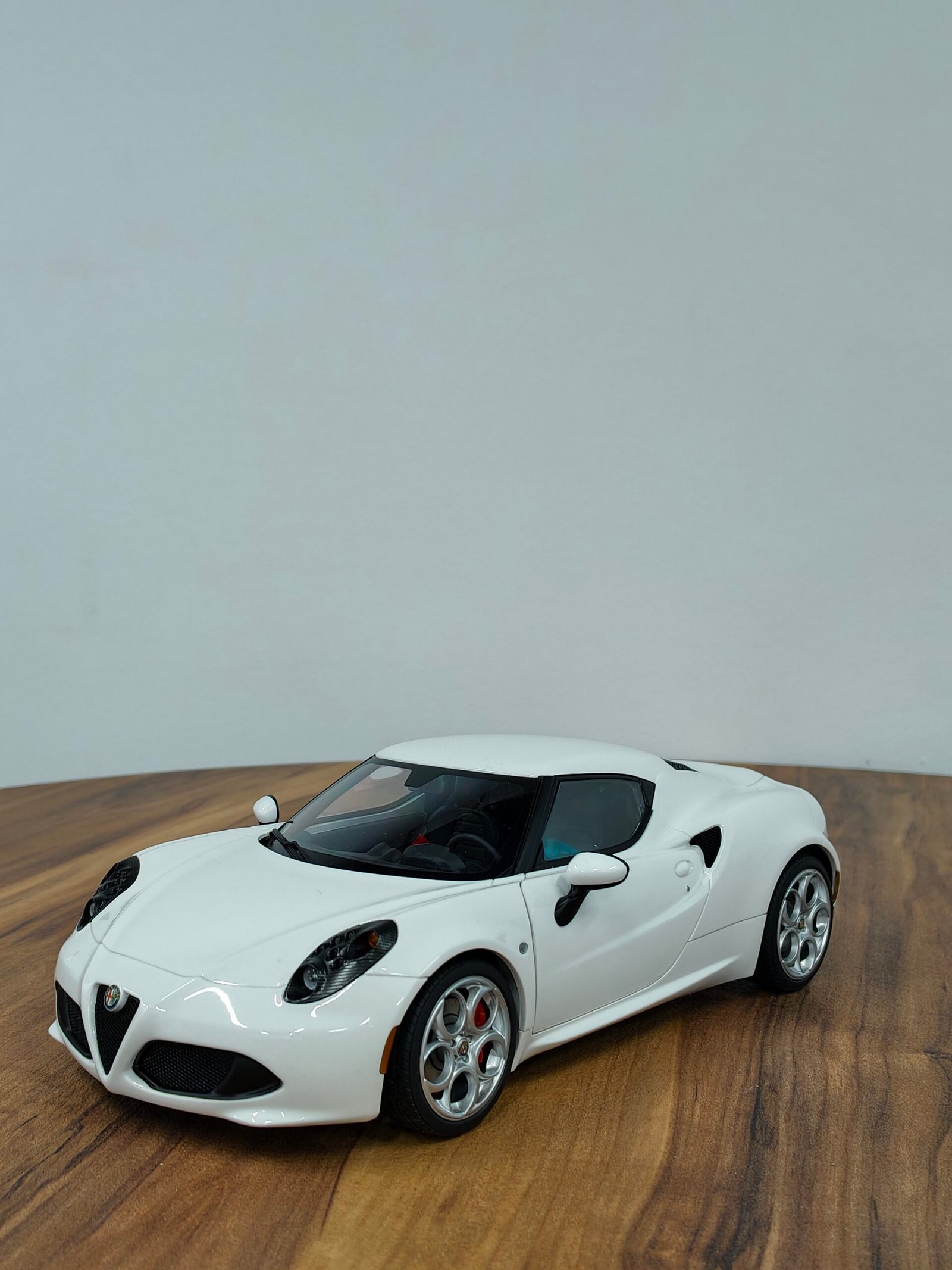 Alfa Romeo 4C Hardtop 1:18 Gloss White - Image 2