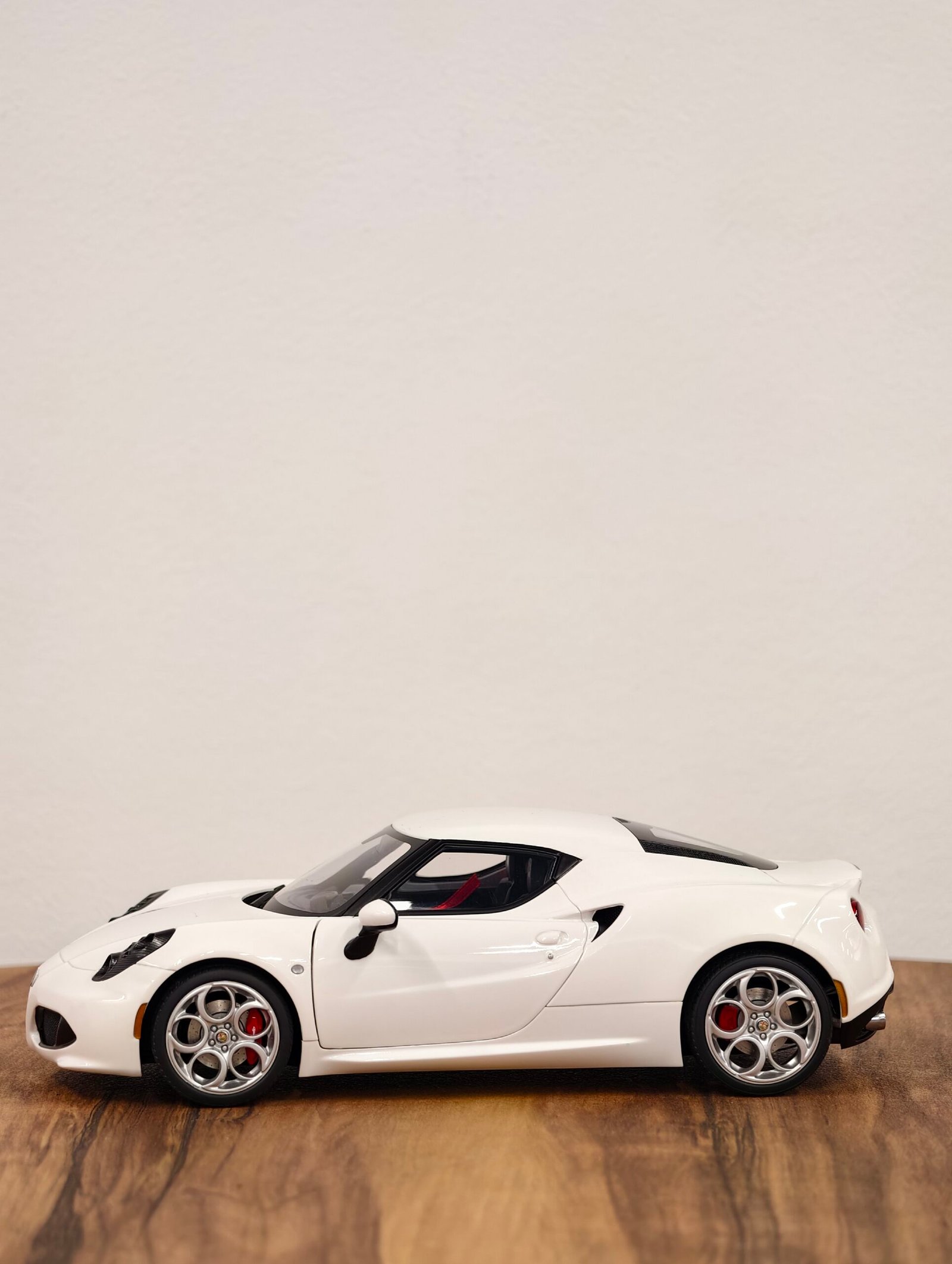 Alfa Romeo 4C Hardtop 1:18 Gloss White - Image 6