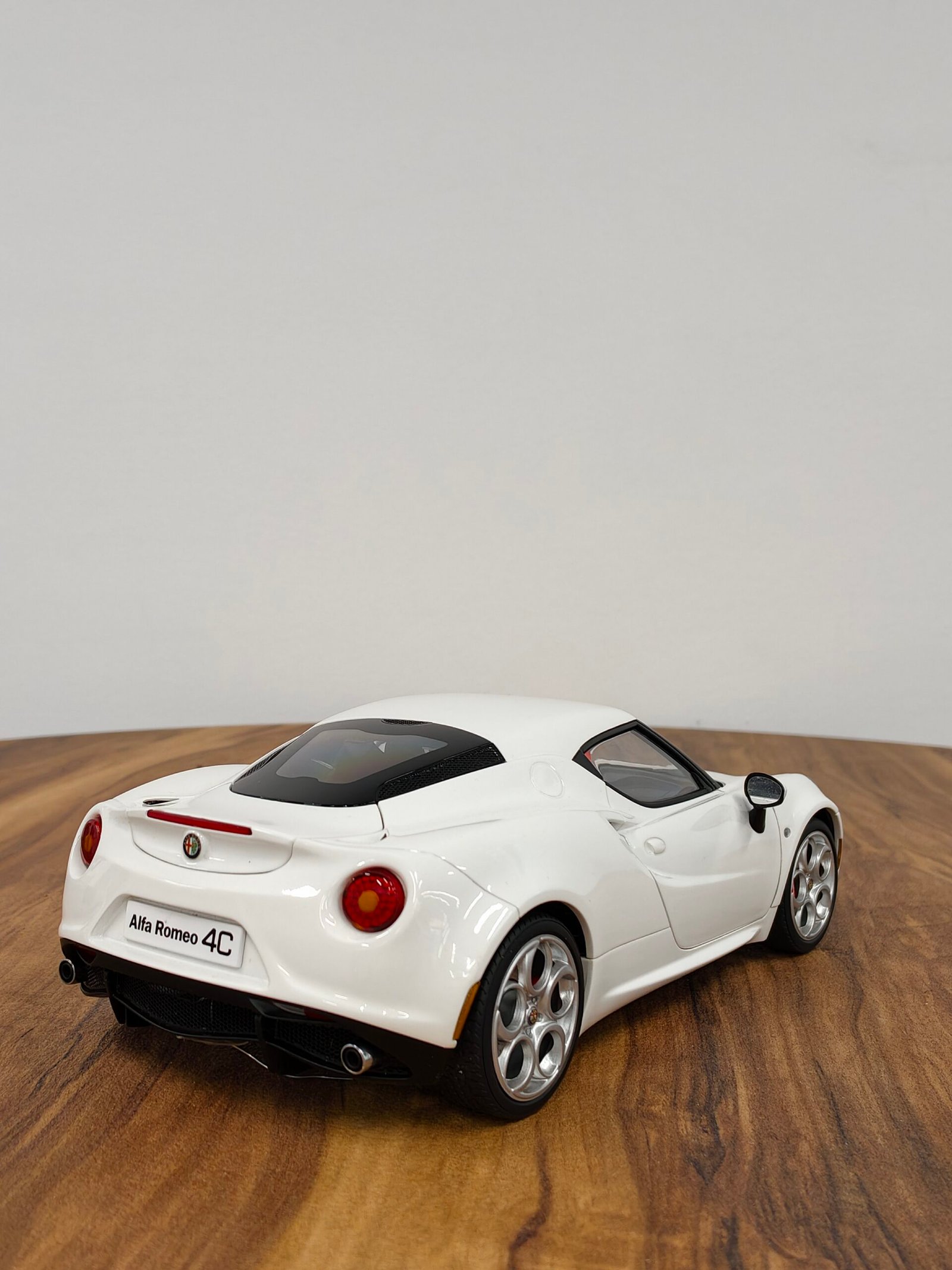 Alfa Romeo 4C Hardtop 1:18 Gloss White - Image 11