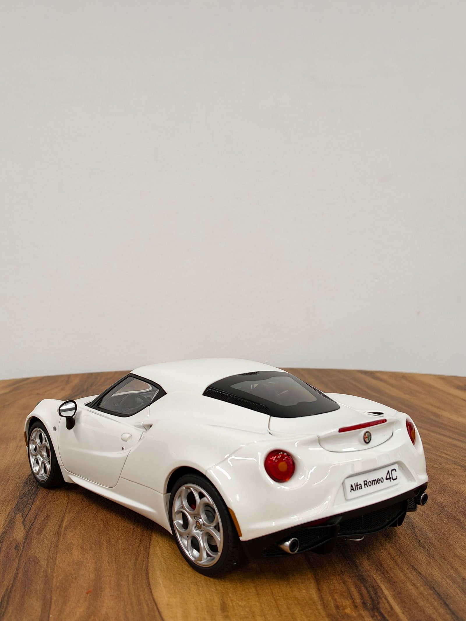 Alfa Romeo 4C Hardtop 1:18 Gloss White - Image 12