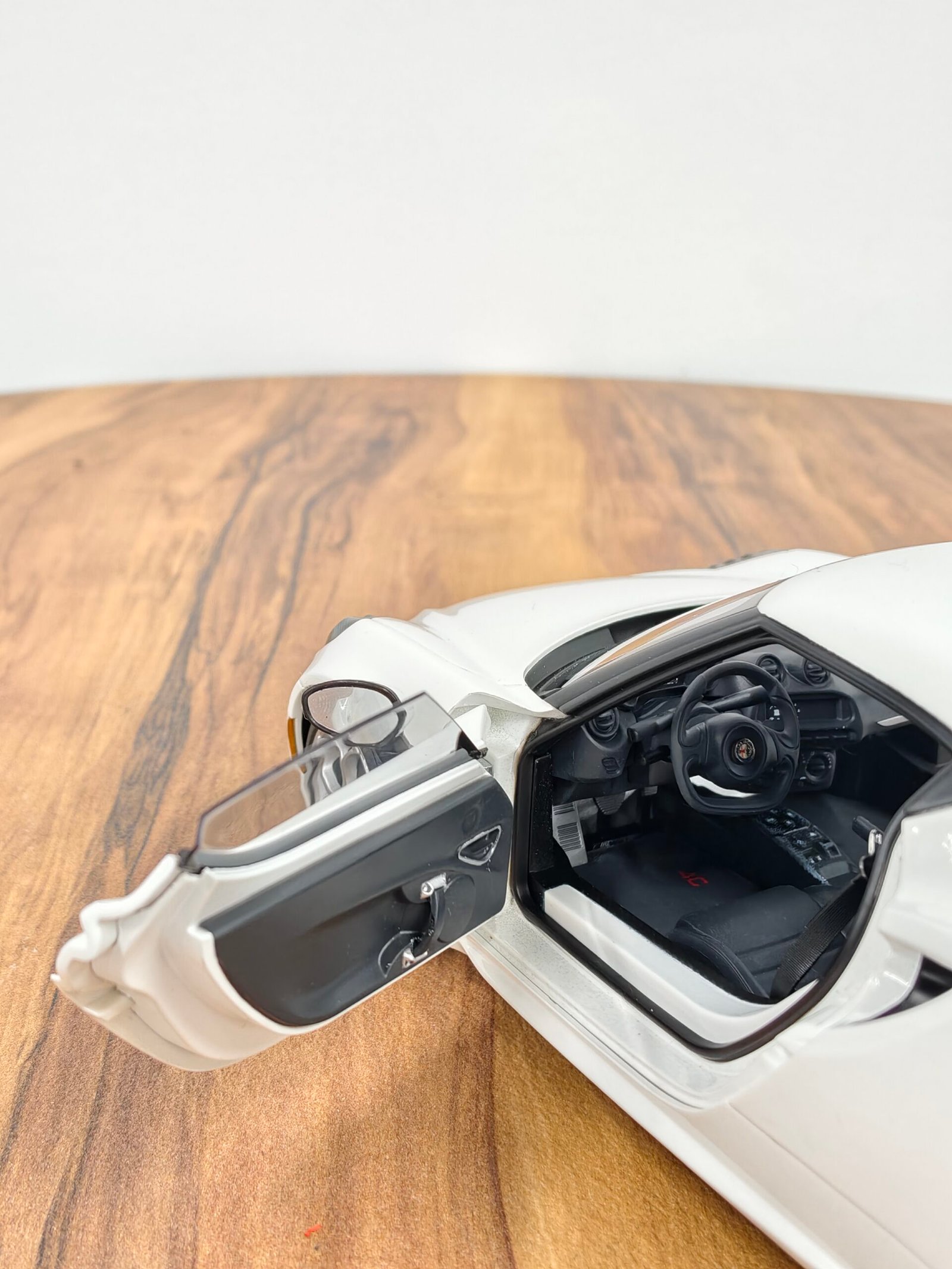 Alfa Romeo 4C Hardtop 1:18 Gloss White - Image 5