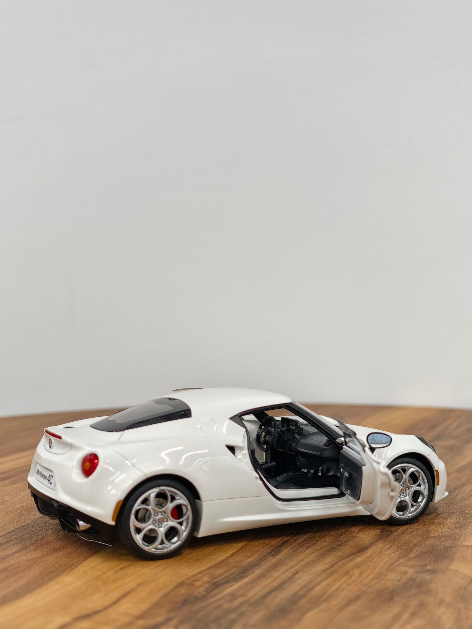 Alfa Romeo 4C Hardtop 1:18 Gloss White - Image 3