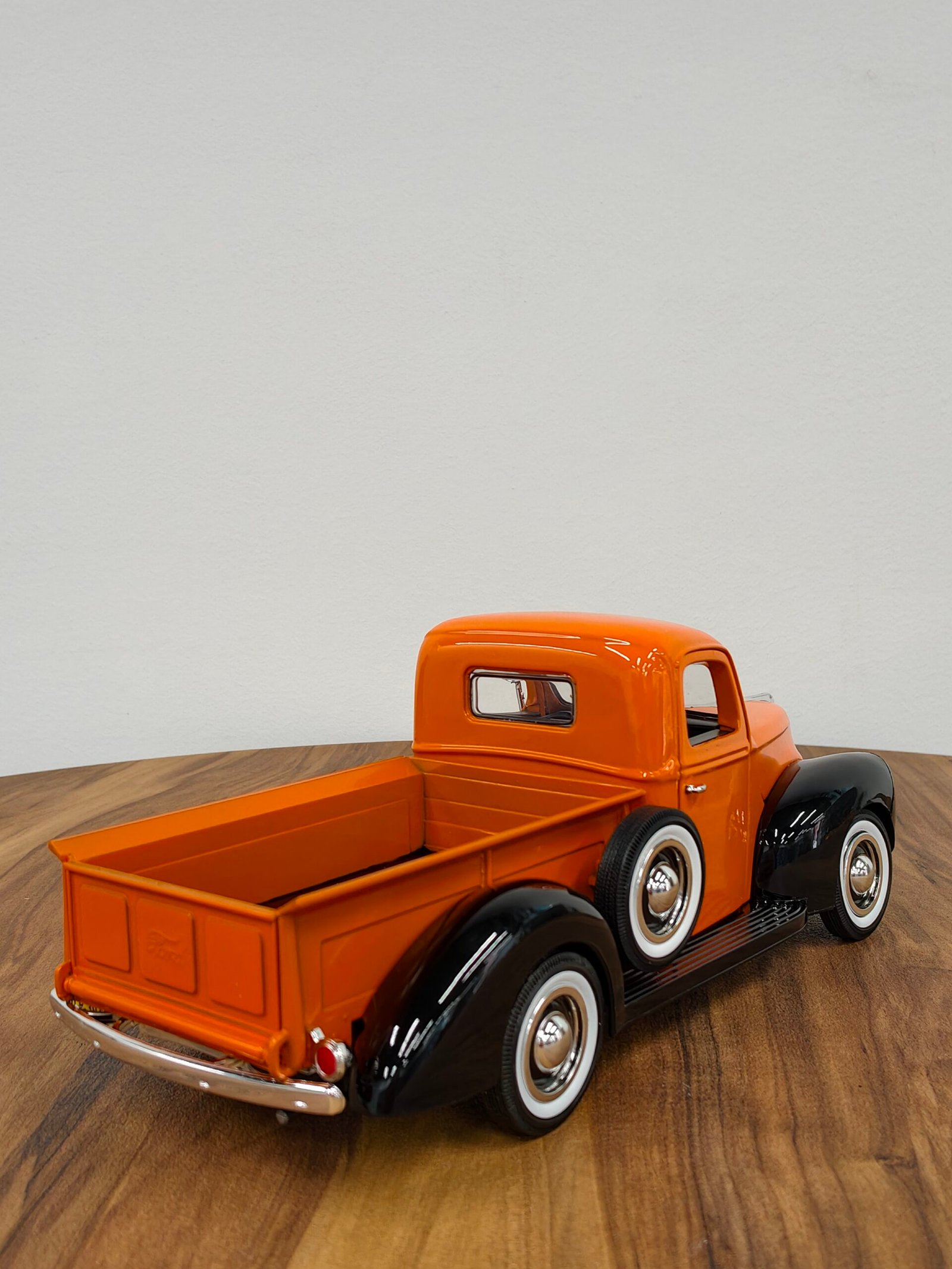1940 Ford Pick Up 1:18 Orange - Image 2