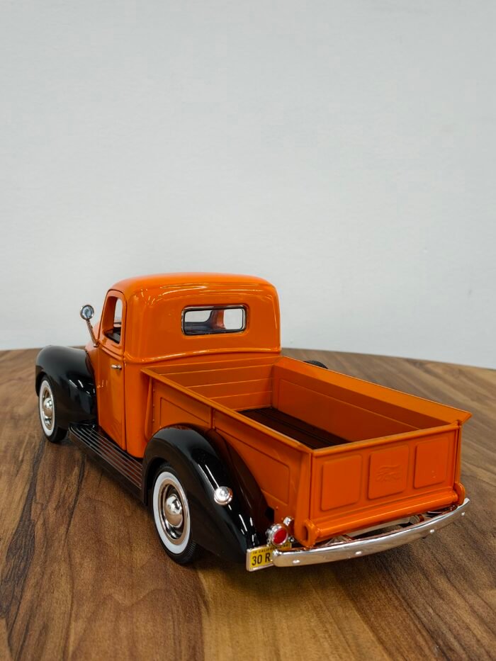 1940 Ford Pick Up 1:18 Orange - Image 3