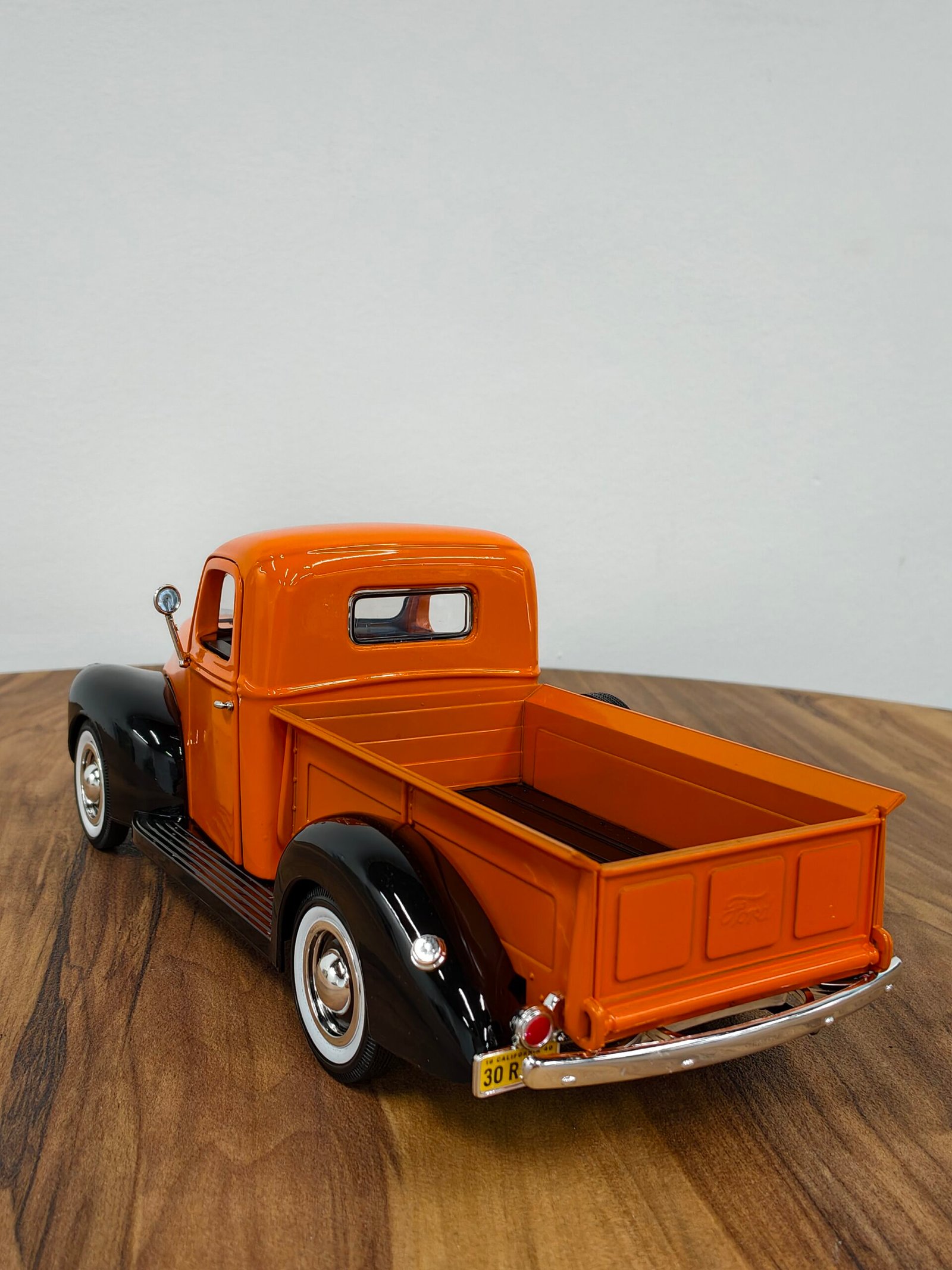 1940 Ford Pick Up 1:18 Orange - Image 3