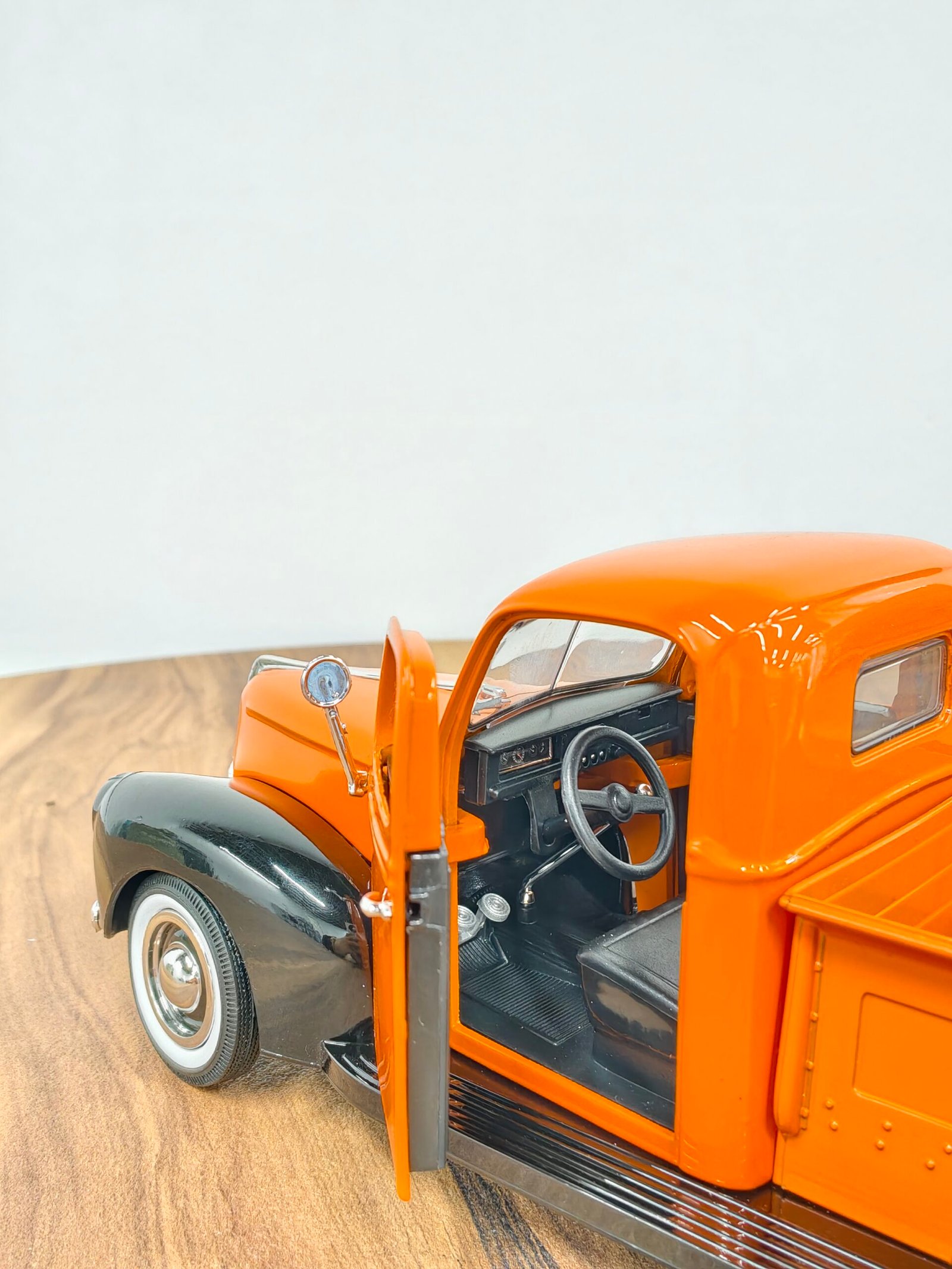 1940 Ford Pick Up 1:18 Orange - Image 8