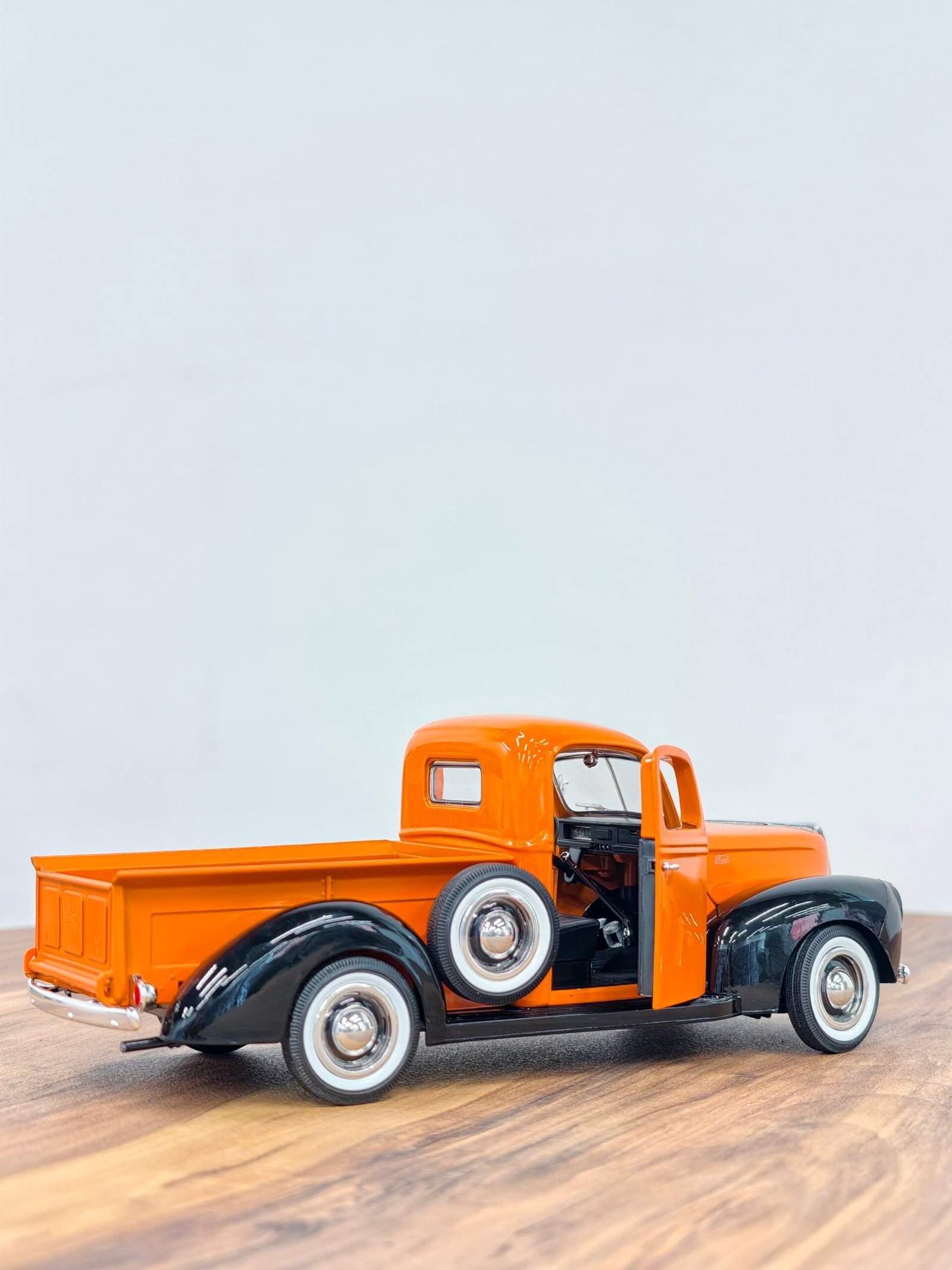 1940 Ford Pick Up 1:18 Orange - Image 9