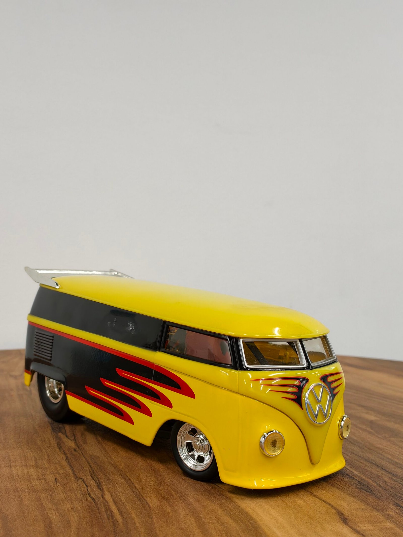 Volkswagen Customized VB Drag Bus 1:18 Yellow - Image 2