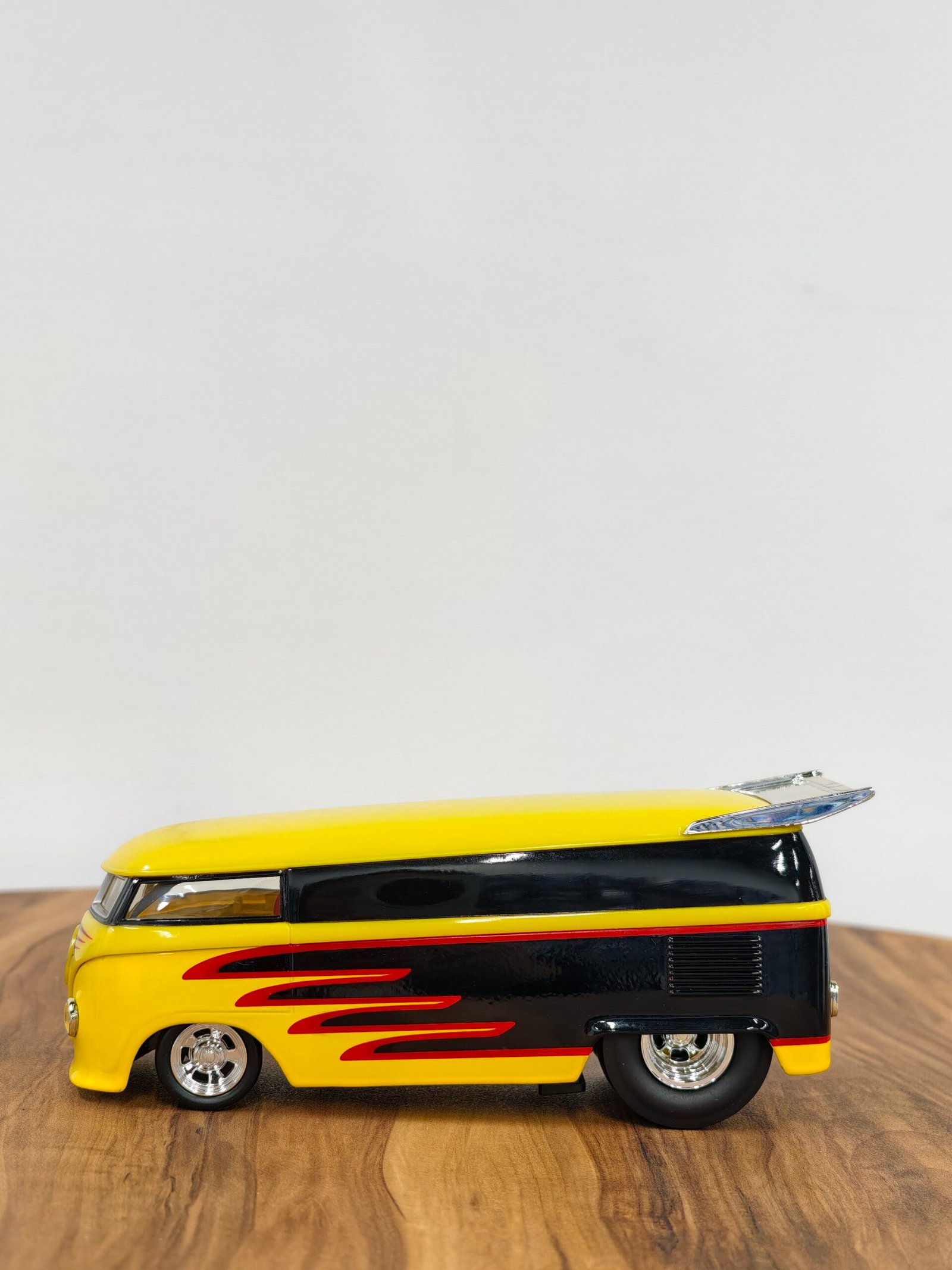 Volkswagen Customized VB Drag Bus 1:18 Yellow - Image 3