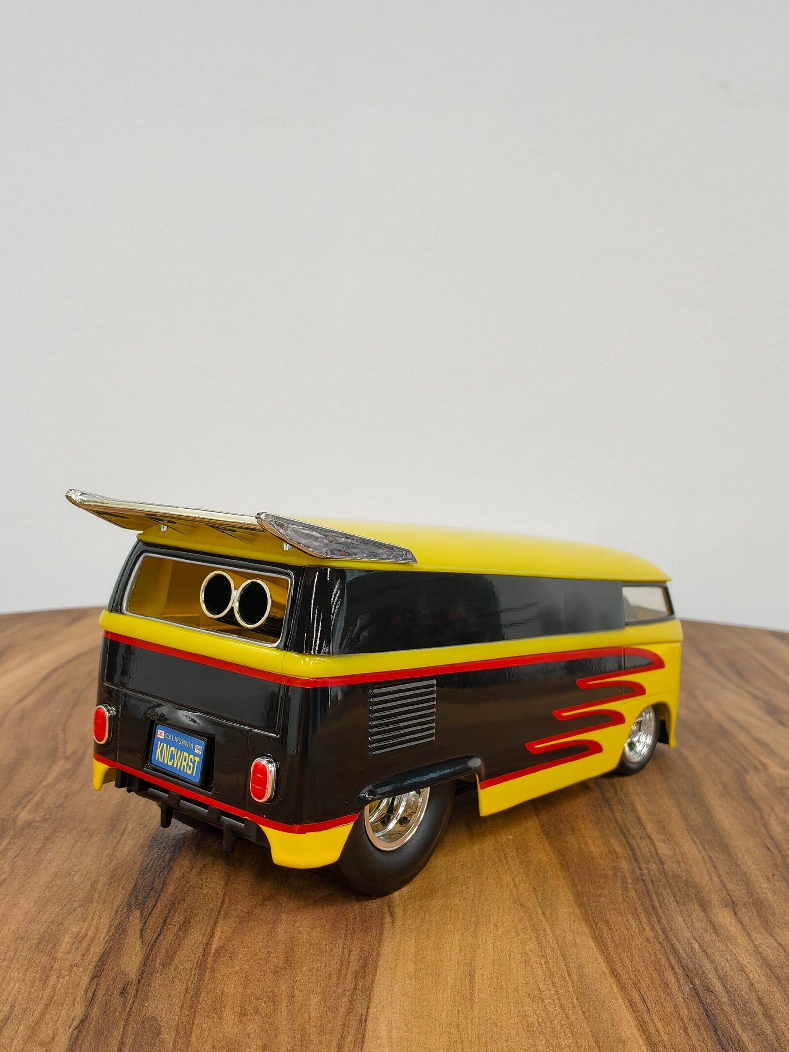 Volkswagen Customized VB Drag Bus 1:18 Yellow - Image 4