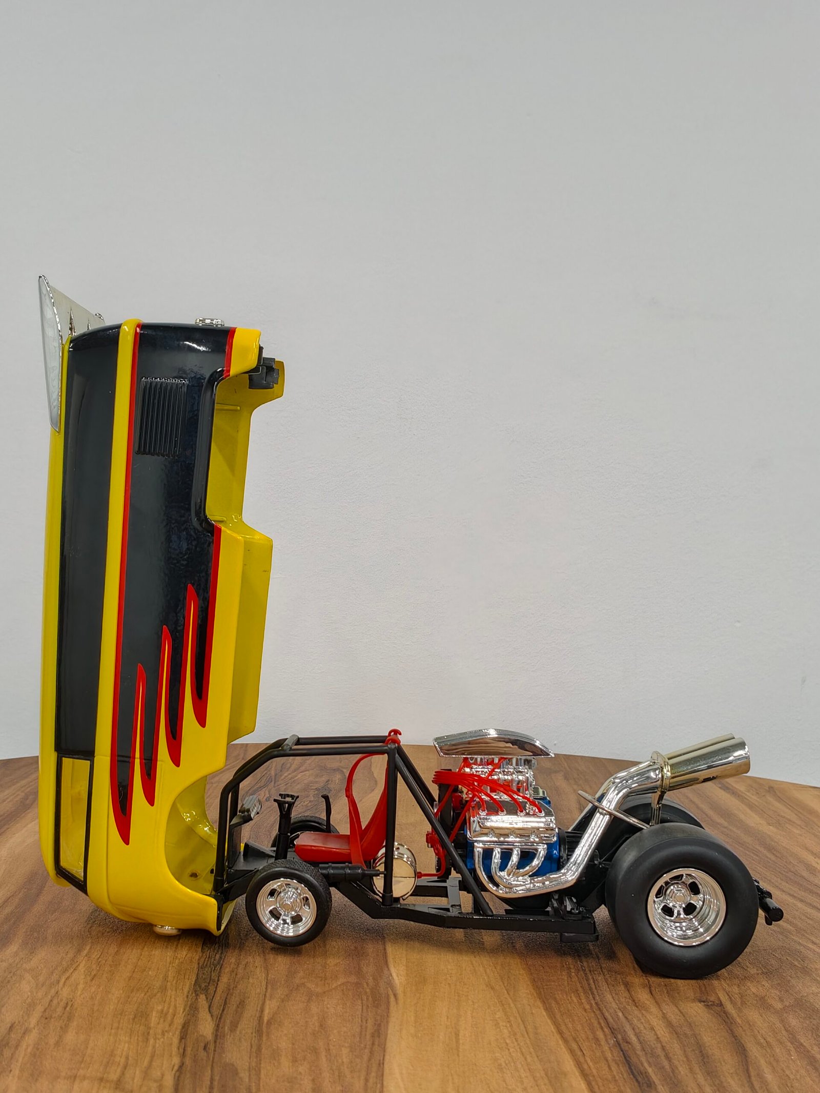 Volkswagen Customized VB Drag Bus 1:18 Yellow - Image 6