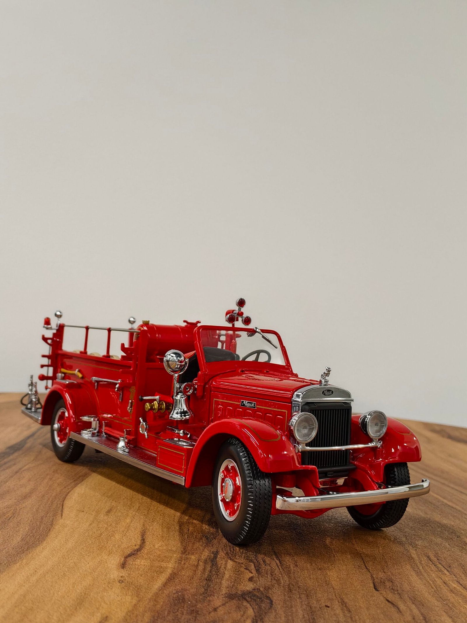 1935 Mack Type 75 BK 1:24 Red - Image 2