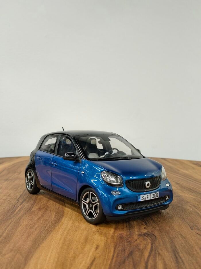 Smart Forfour 2015 Black & Blue 1:18 - Image 2