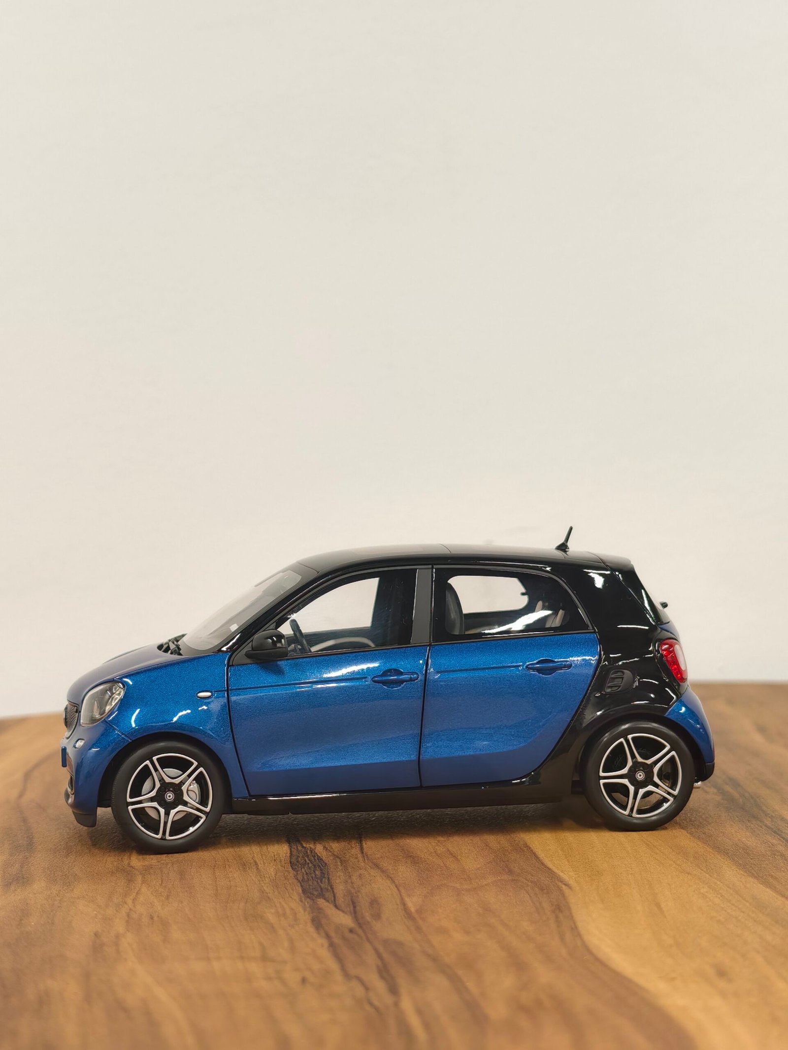 Smart Forfour 2015 Black & Blue 1:18 - Image 7
