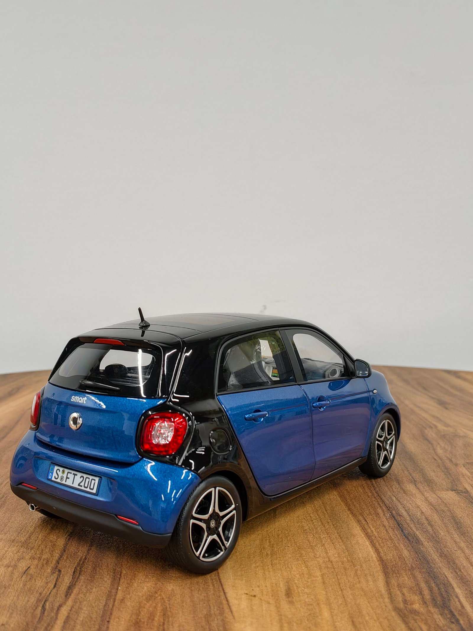 Smart Forfour 2015 Black & Blue 1:18 - Image 6