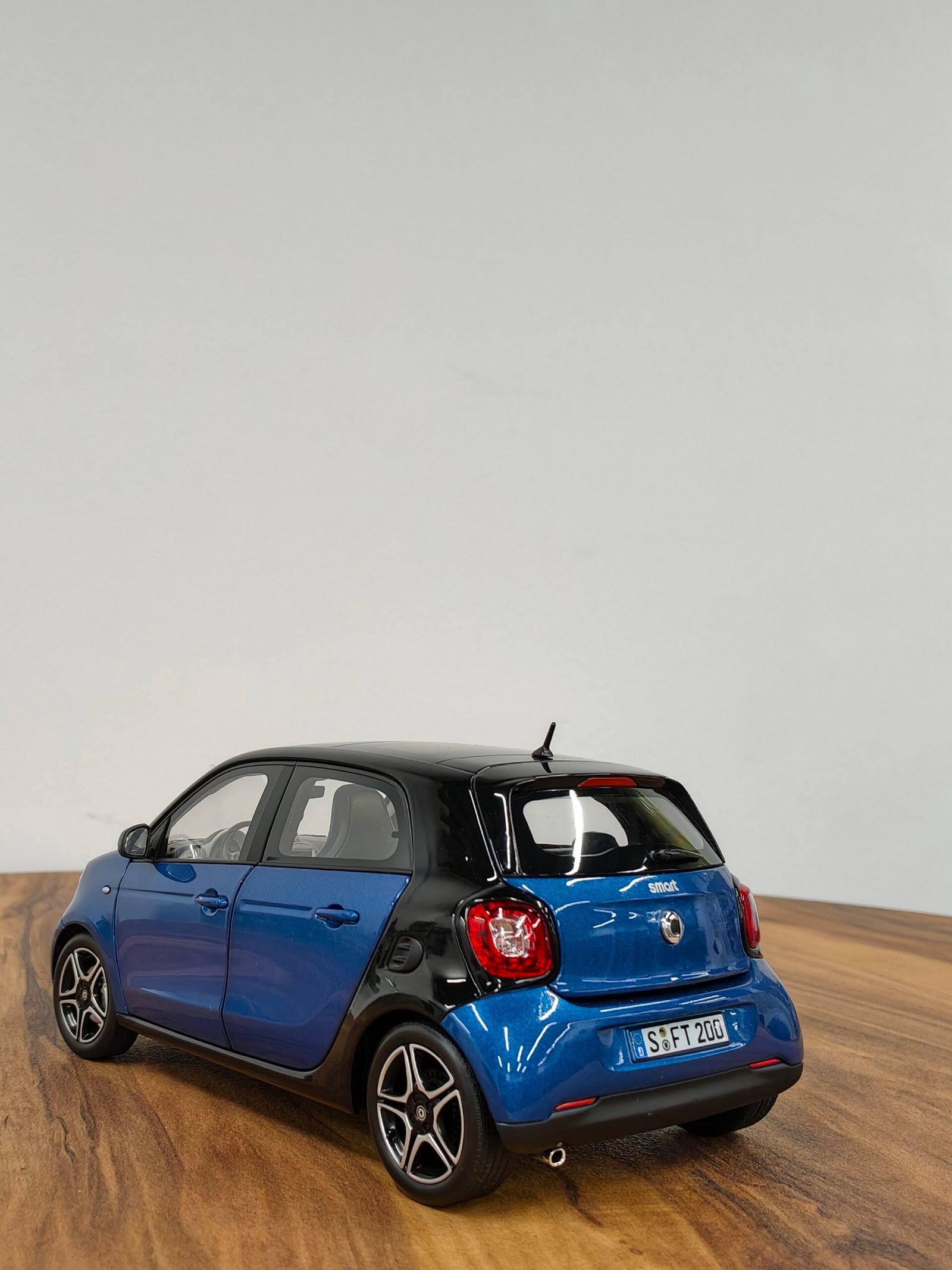 Smart Forfour 2015 Black & Blue 1:18 - Image 5