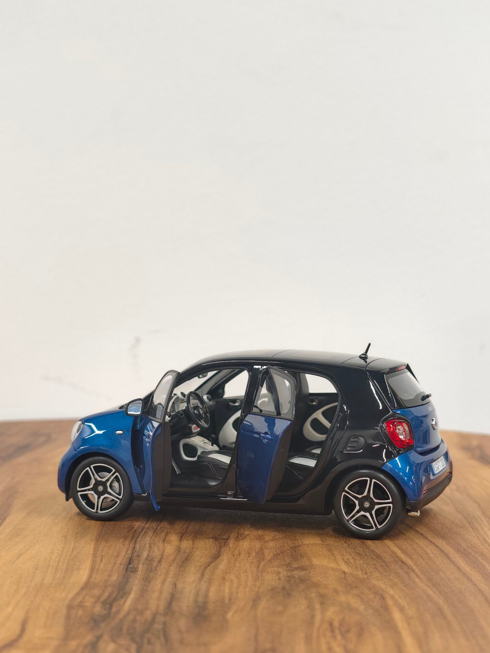 Smart Forfour 2015 Black & Blue 1:18 - Image 3