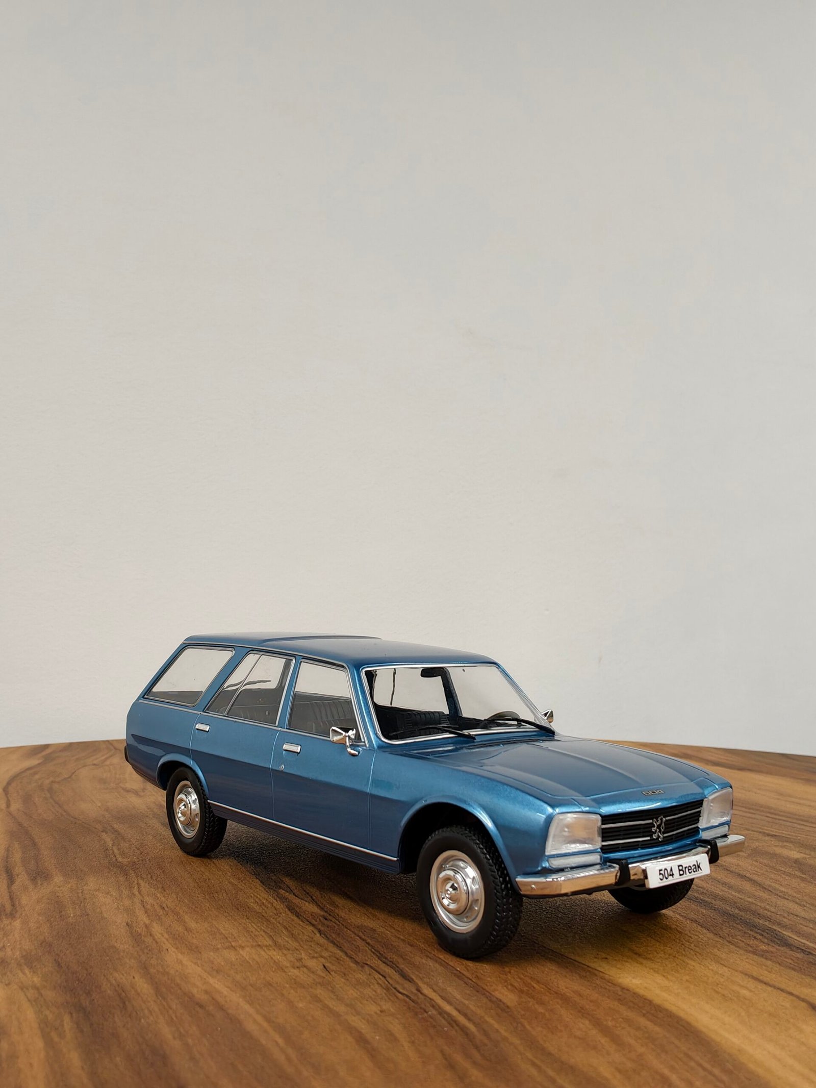 Peugeot 504 Break 1:18 Blue - Image 2