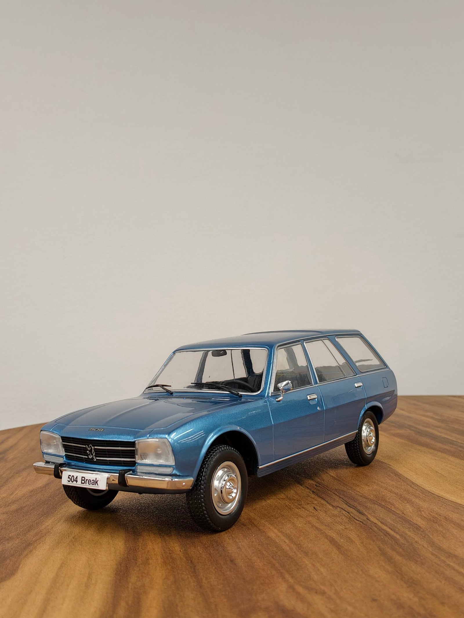 Peugeot 504 Break 1:18 Blue