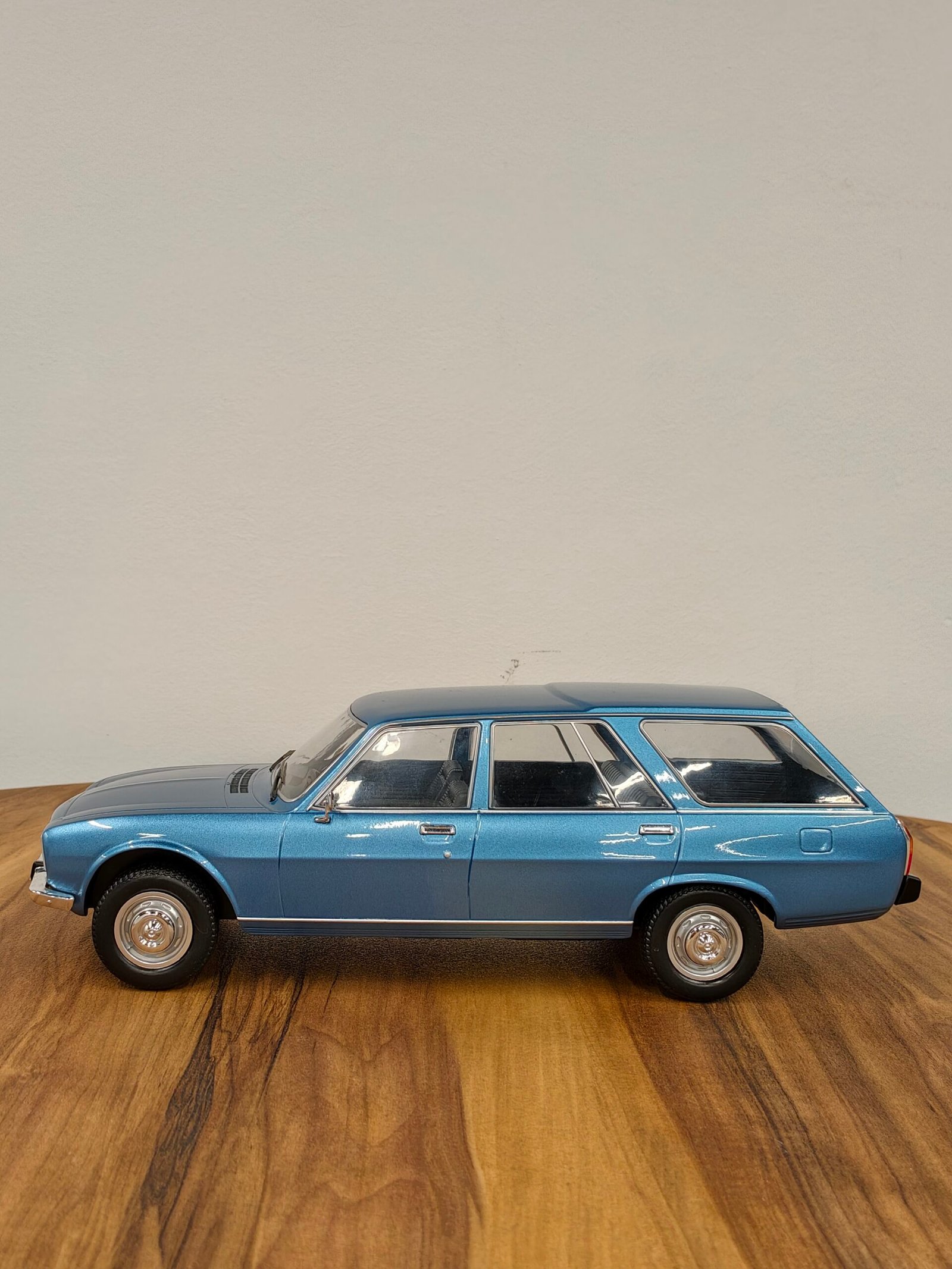 Peugeot 504 Break 1:18 Blue - Image 5