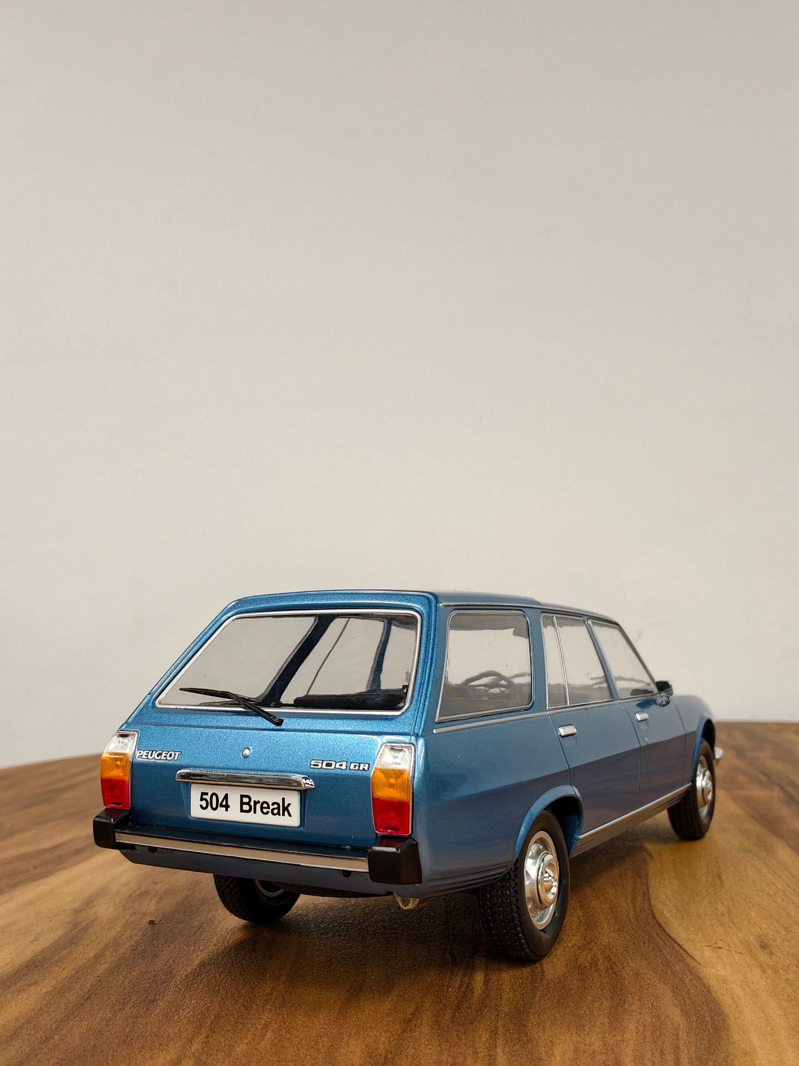 Peugeot 504 Break 1:18 Blue - Image 4