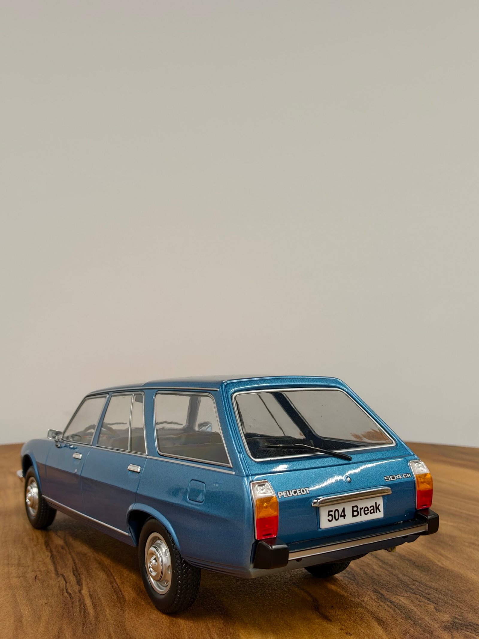 Peugeot 504 Break 1:18 Blue - Image 3