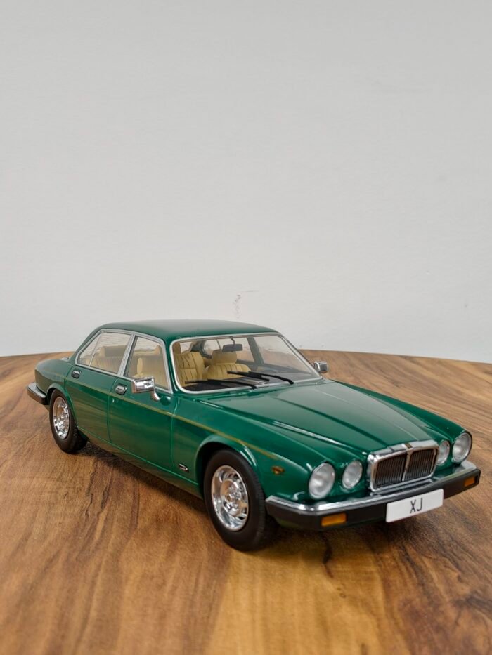 Jaguar XJ6 Series III 1979 Green 1:18 - Image 2