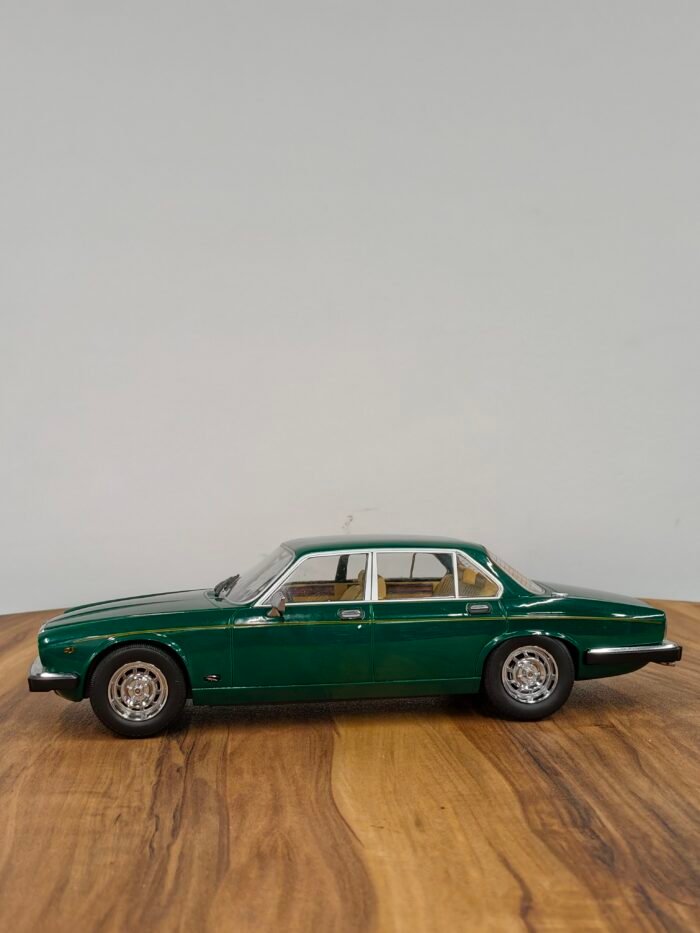Jaguar XJ6 Series III 1979 Green 1:18 - Image 4