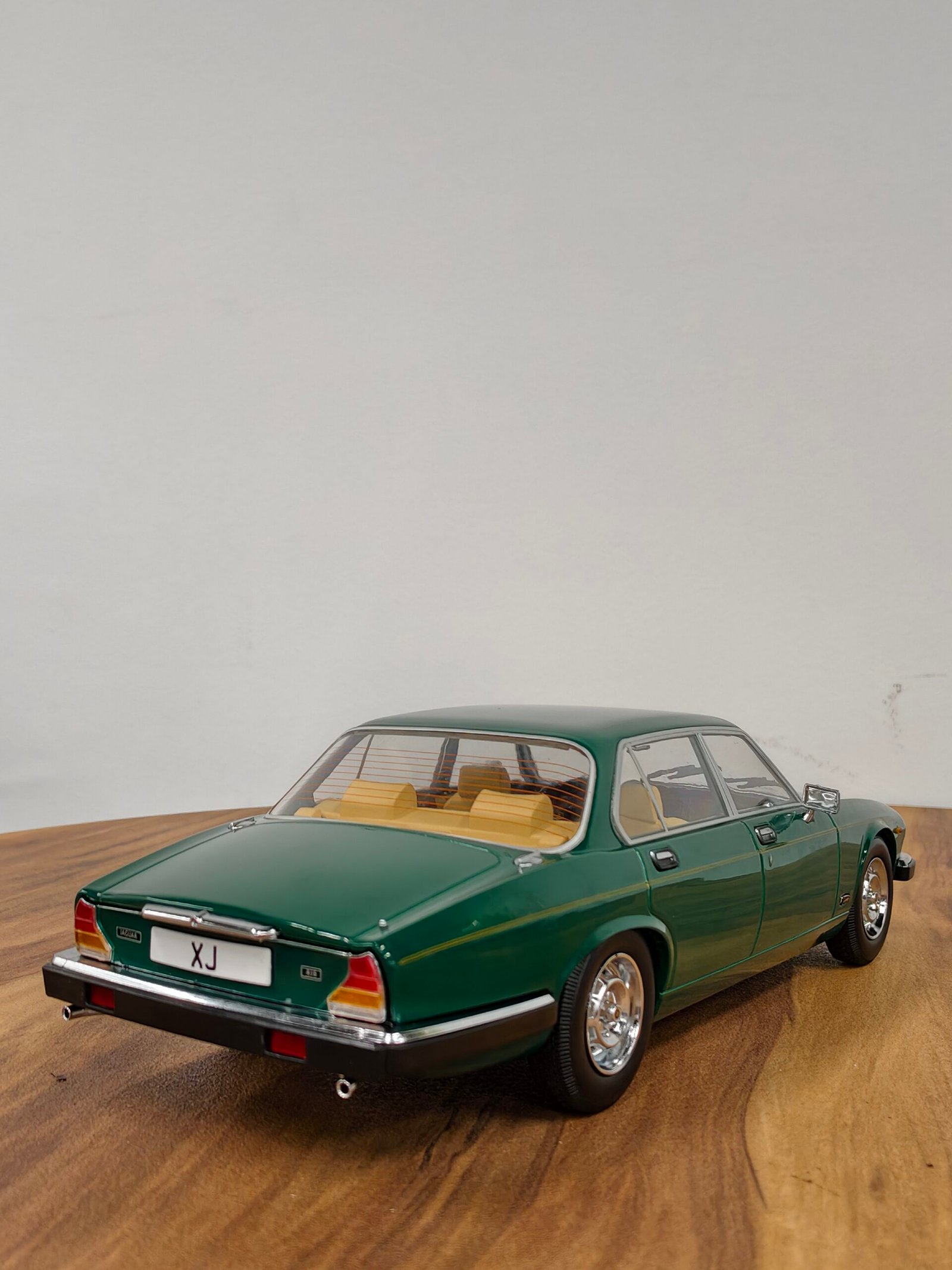 Jaguar XJ6 Series III 1979 Green 1:18 - Image 6