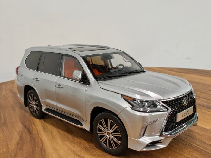 Lexus 570 (Silver) 1:18 - Image 2
