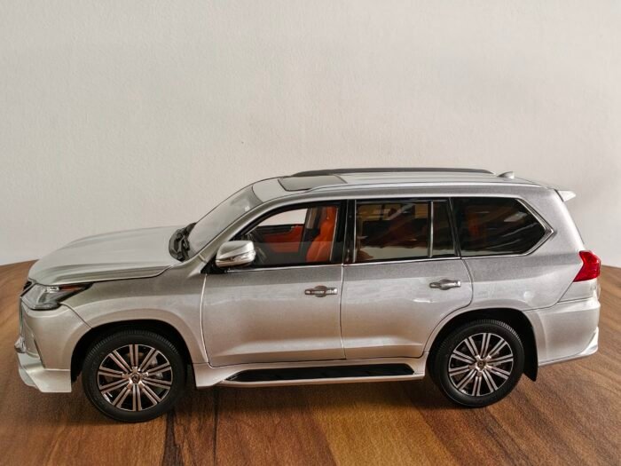 Lexus 570 (Silver) 1:18 - Image 3