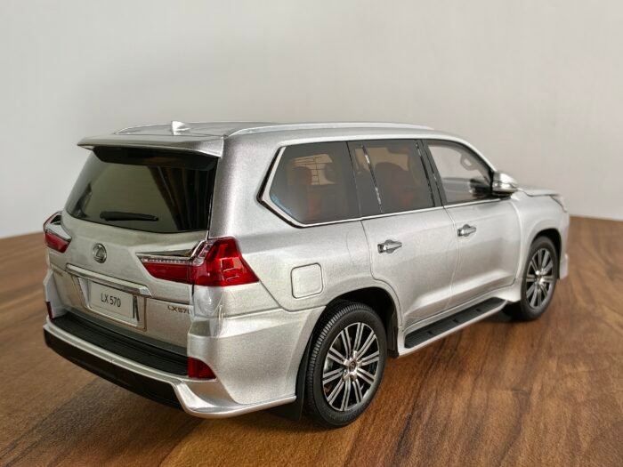 Lexus 570 (Silver) 1:18 - Image 4