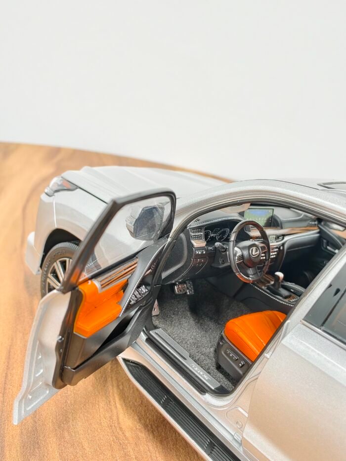 Lexus 570 (Silver) 1:18 - Image 6