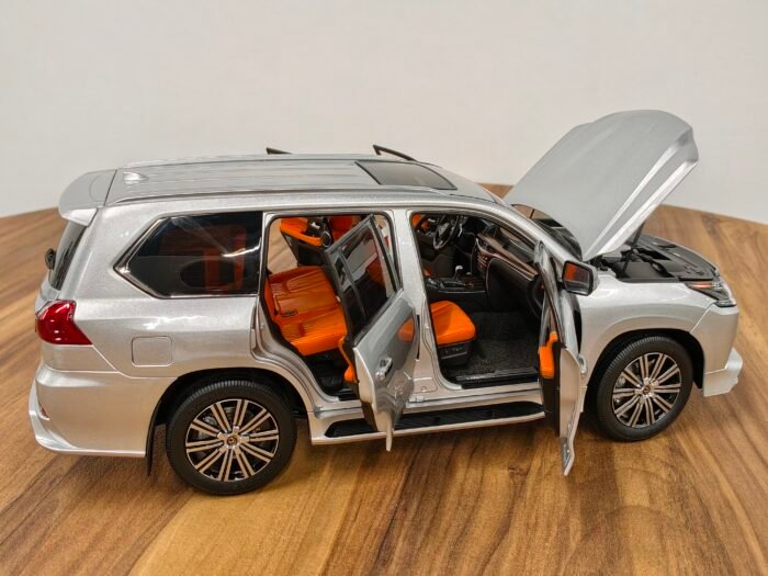 Lexus 570 (Silver) 1:18 - Image 7