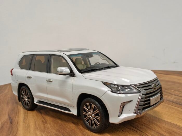 Lexus 570 White 1:18 - Image 2