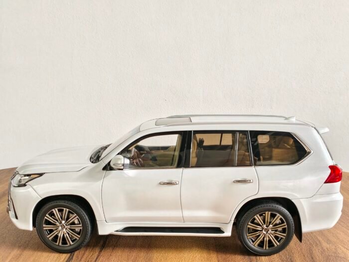 Lexus 570 White 1:18 - Image 3