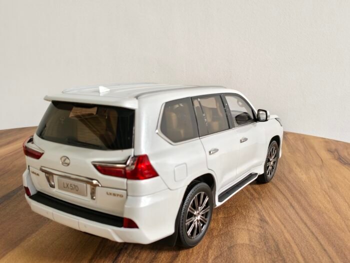 Lexus 570 White 1:18 - Image 4