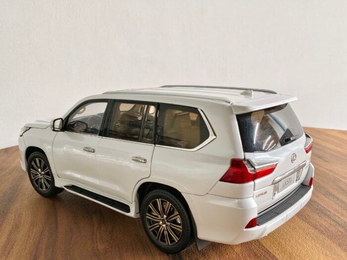 Lexus 570 White 1:18 - Image 5