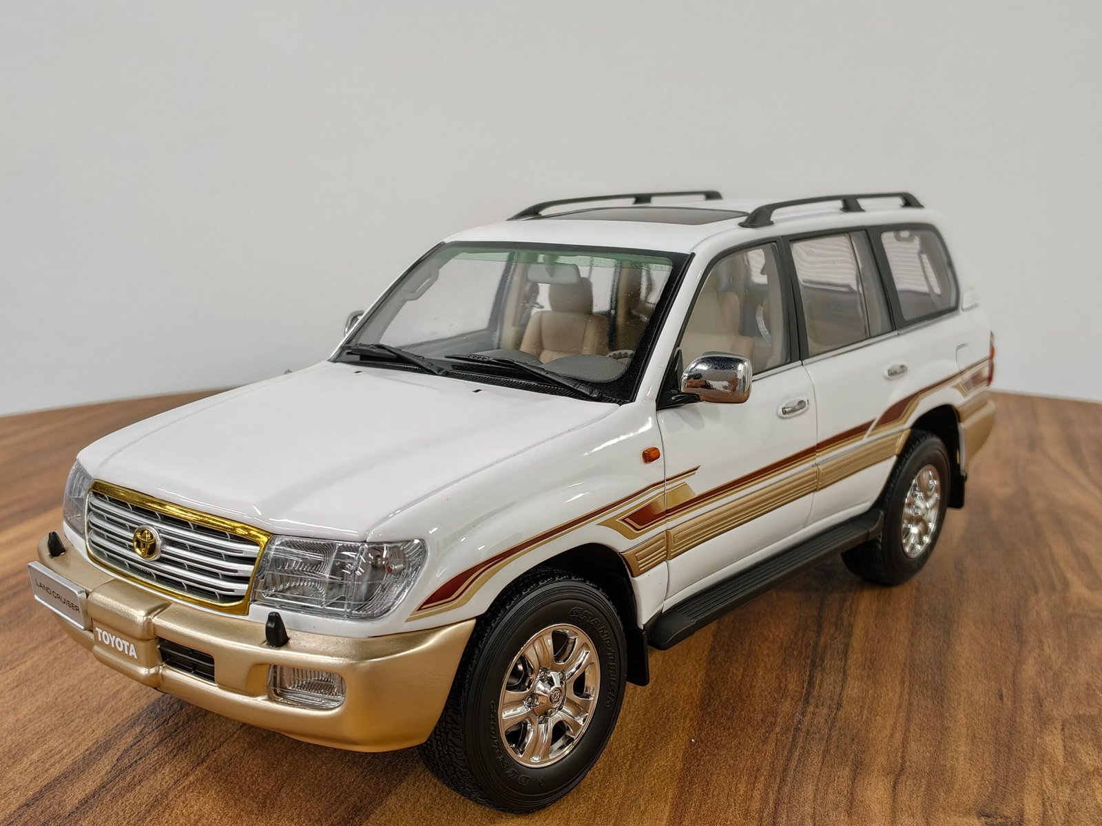 Toyota Land Cruiser Vx (White) 1:18