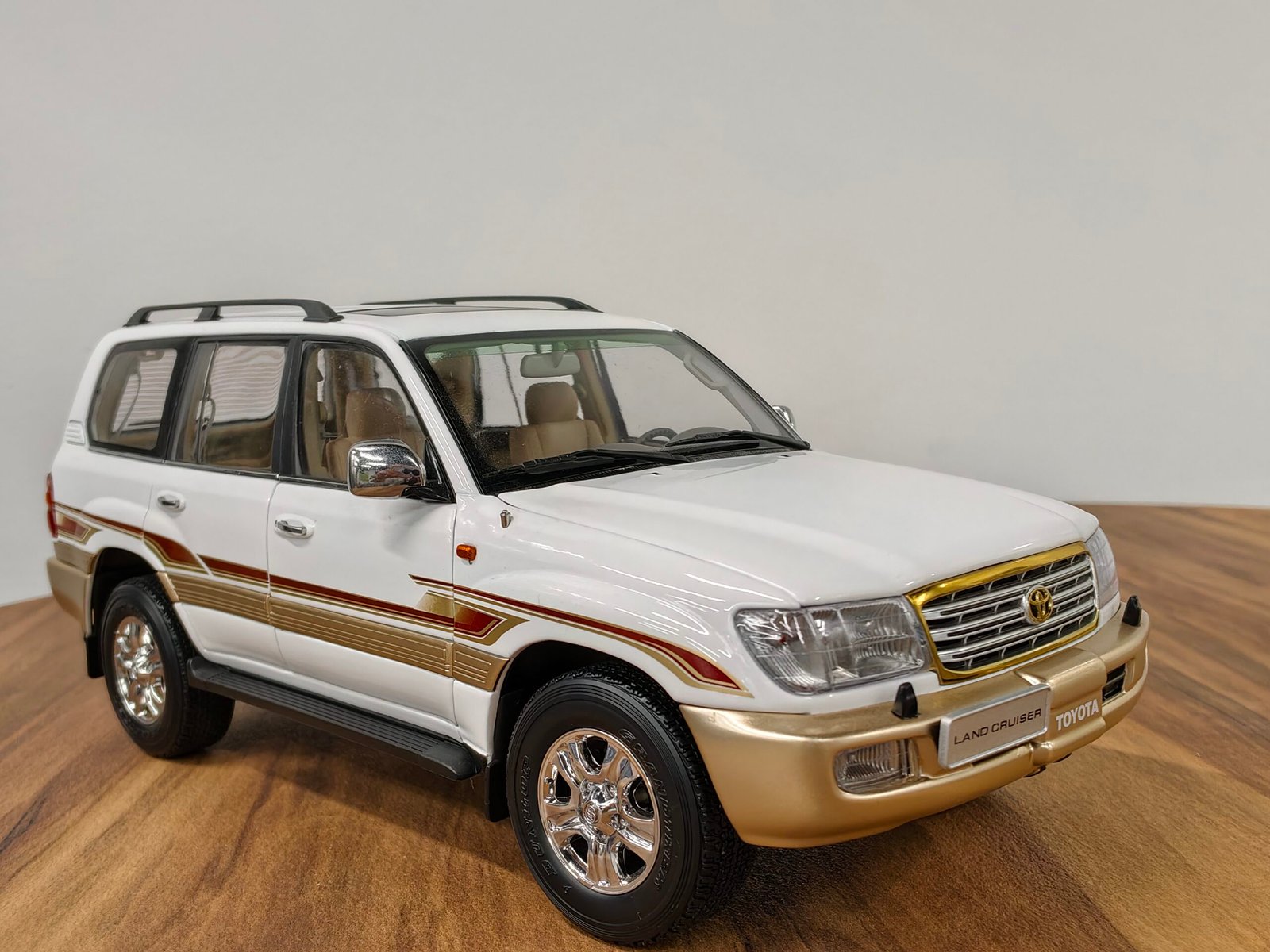 Toyota Land Cruiser Vx (White) 1:18 - Image 7