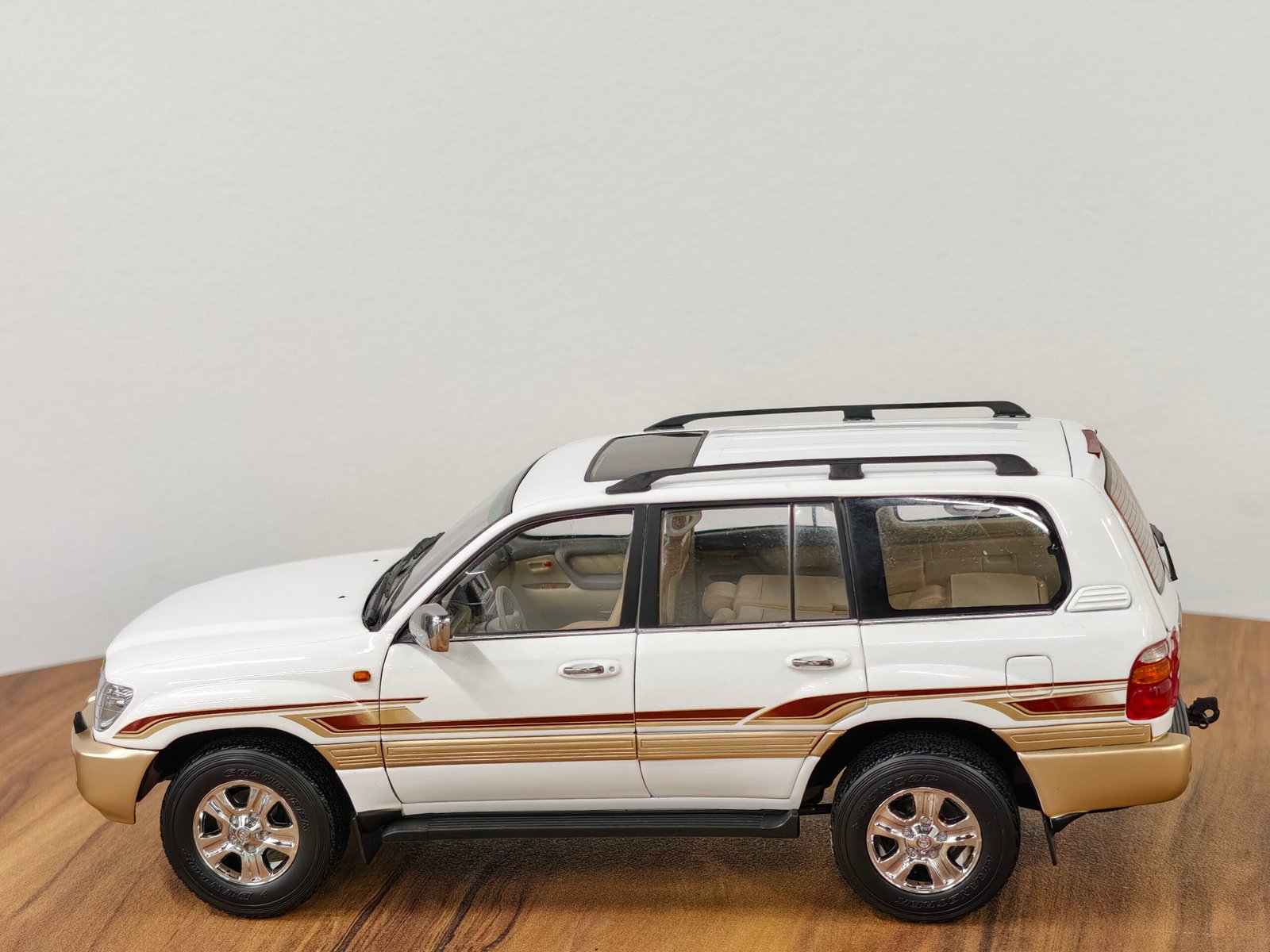 Toyota Land Cruiser Vx (White) 1:18 - Image 6