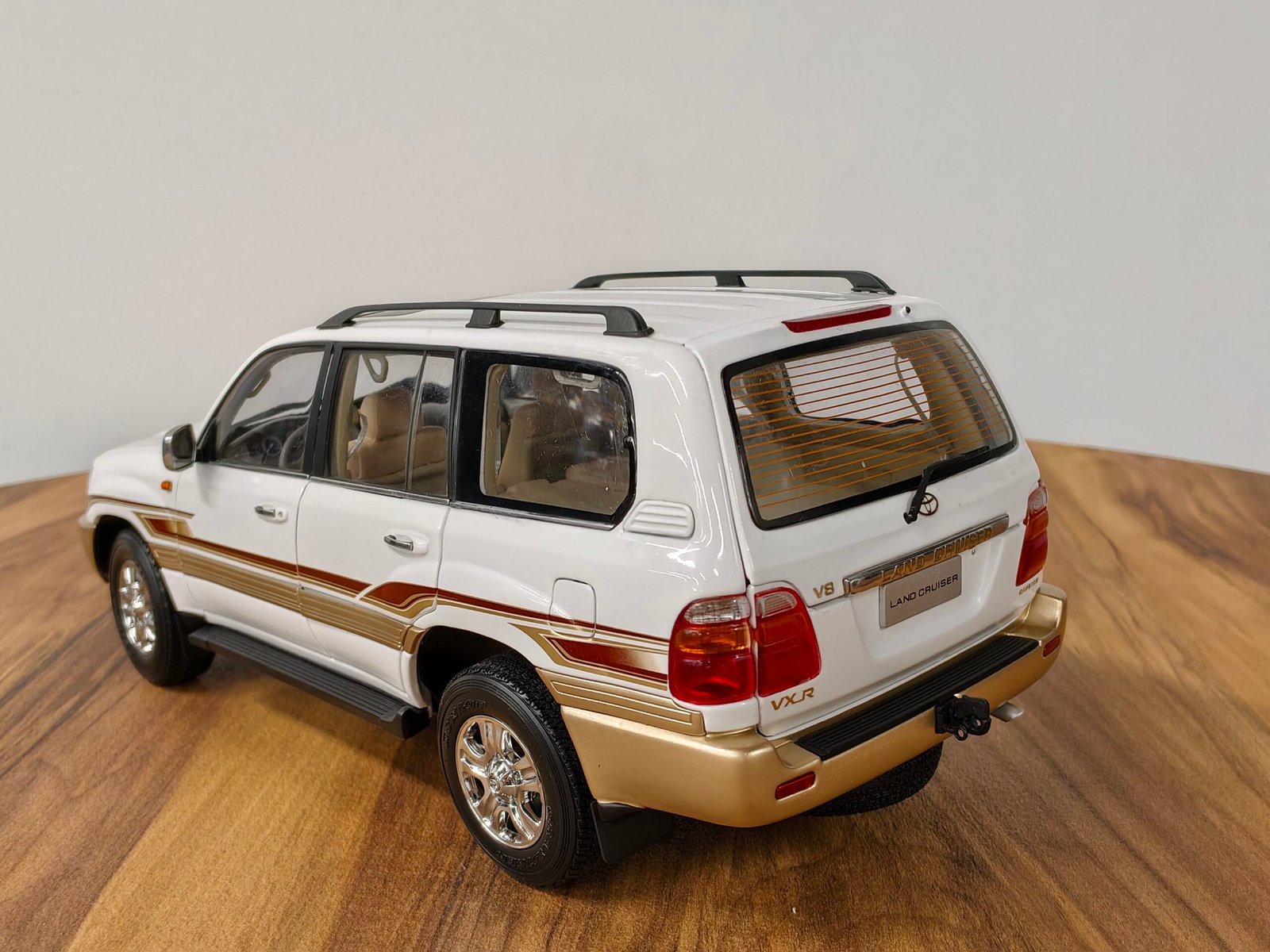 Toyota Land Cruiser Vx (White) 1:18 - Image 5